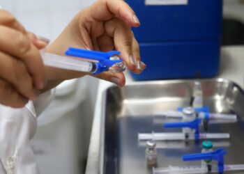 Vacinas continuam disponíveis nos 69 centros de saúde da cidade