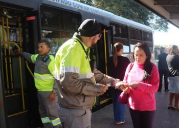 Agentes da mobilidade urbana orientam usuários nas estações e indicam uso de passarelas e faixas de pedestres próximas