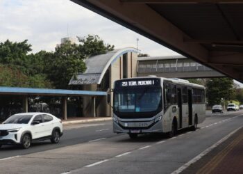 Agente da Mobilidade Urbana orientando passageiros nas estações