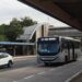 Agente da Mobilidade Urbana orientando passageiros nas estações