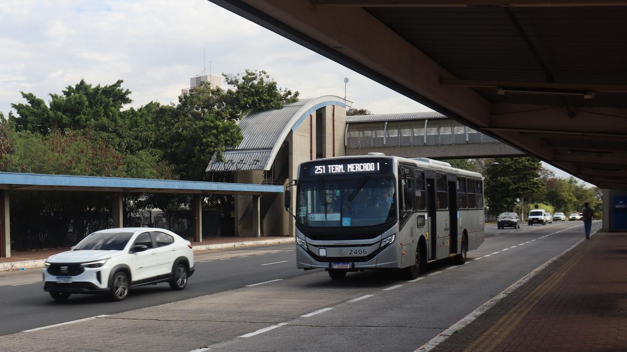 Agente da Mobilidade Urbana orientando passageiros nas estações