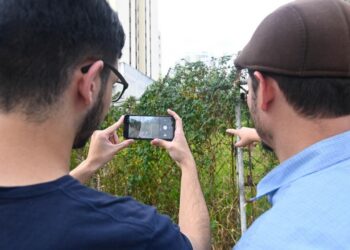 Equipe realiza vistoria e registra situação de terrenos e calçadas irregulares