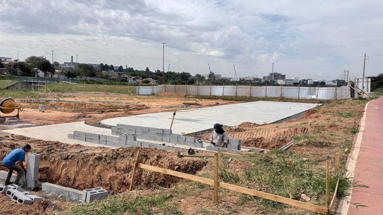 Nova pista pública de skate de Hortolândia, localizada do Pq. Remanso das Águas, recebe concretagem da base