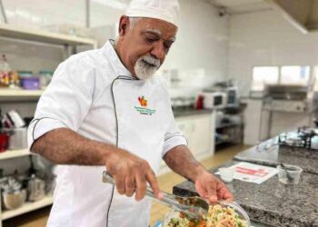 Cozinheiro e nutricionista durante oficina culinária para pessoas com deficiência visual
