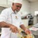 Cozinheiro e nutricionista durante oficina culinária para pessoas com deficiência visual