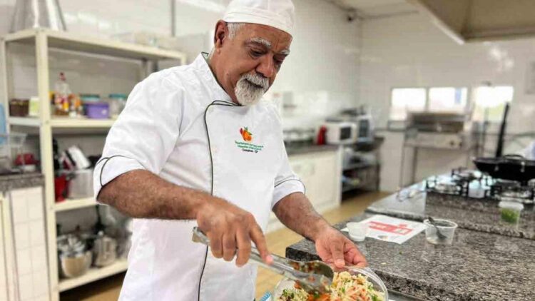 Cozinheiro e nutricionista durante oficina culinária