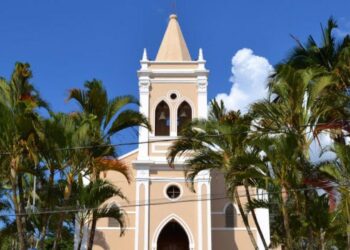 Festa no entorno da igreja na praça Dom Agnelo Rossi em Joaquim Egídio