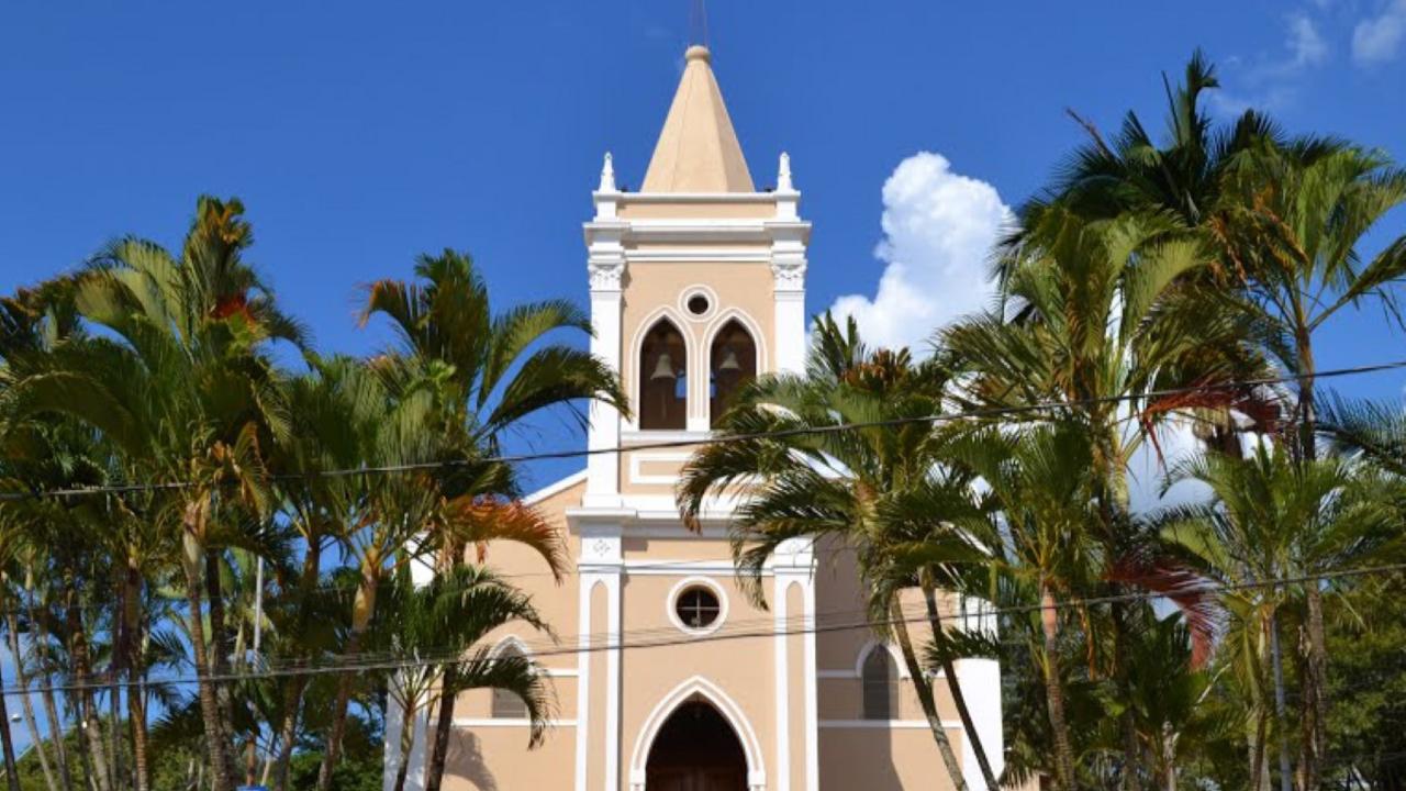 Festa no entorno da igreja na praça Dom Agnelo Rossi em Joaquim Egídio