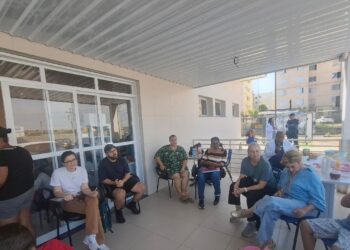 Encontro de pais com médico, servidores e arquitetos da prefeitura sobre parquinho inclusivo e área destinada ao projeto