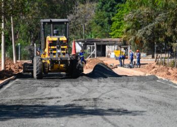 Trecho da rua Júlio Fernandes em pavimentação com guias e sarjetas