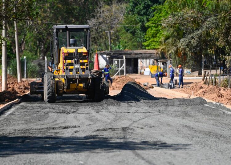 Trecho da rua Júlio Fernandes em pavimentação com guias e sarjetas