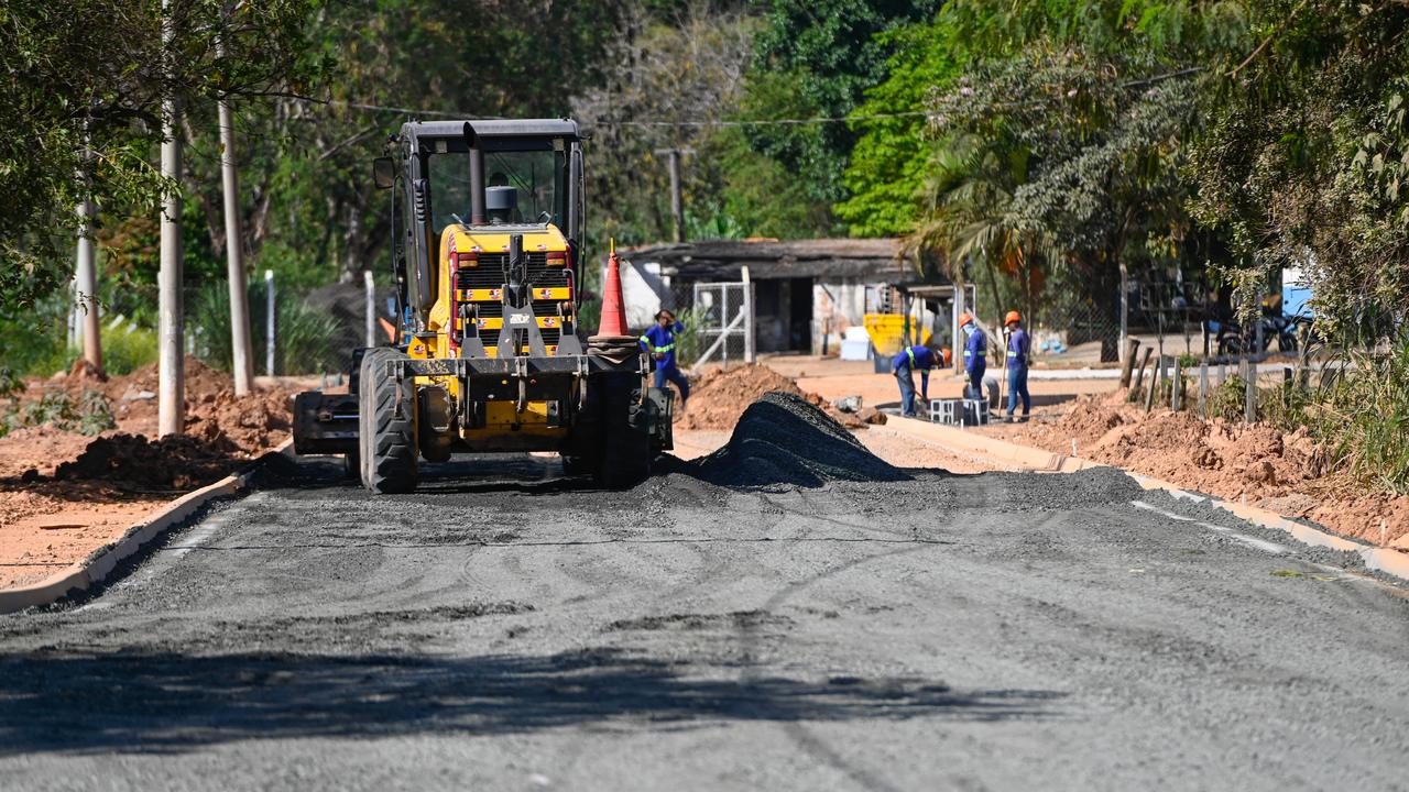 Trecho da rua Júlio Fernandes em pavimentação com guias e sarjetas