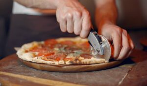 Curso gratuito de pizza abre inscrições em Hortolândia; veja como garantir uma das 25 vagas