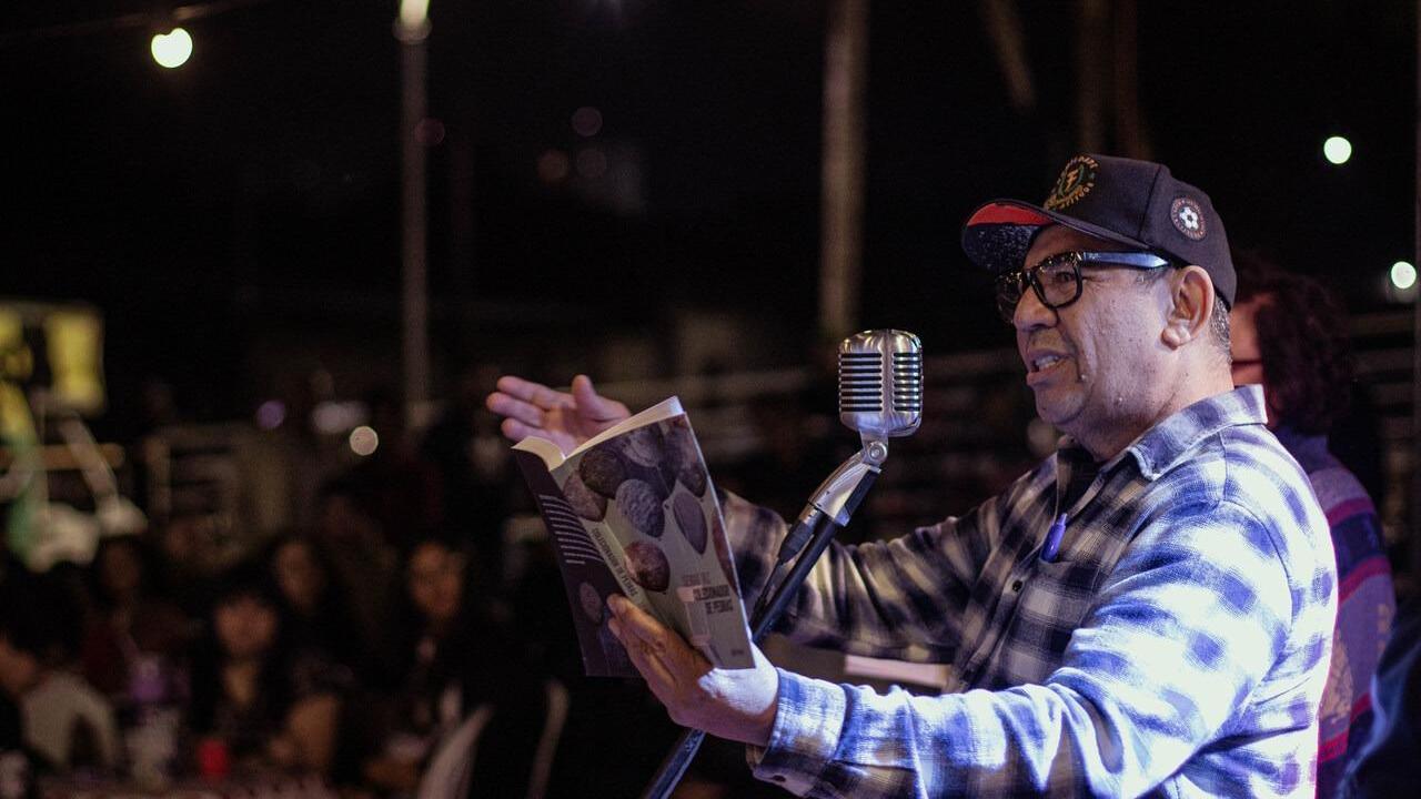 Poeta Sergio Vaz participa da reabertura da Biblioteca Municipal de Hortolândia