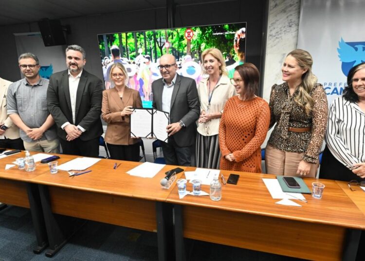 Prefeito Dário Saadi e autoridades durante assinatura de decreto que torna programa permanente