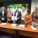 Prefeito Dário Saadi e autoridades durante assinatura de decreto que torna programa permanente