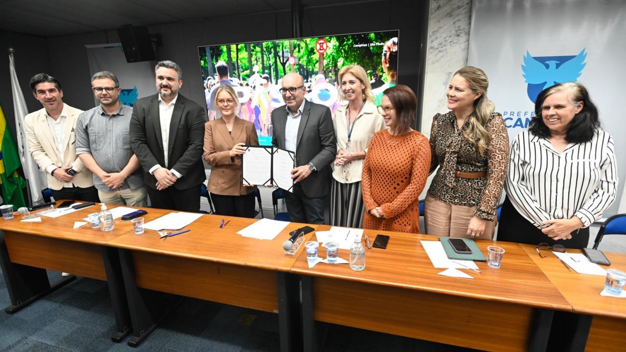 Prefeito Dário Saadi e autoridades durante assinatura de decreto que torna programa permanente