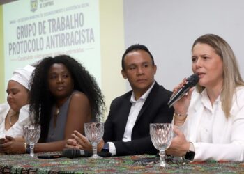 Secretária Vandecleya Moro durante encontro com trabalhadores e usuários com acessibilidade em Libras e exposição de bordados
