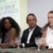 Secretária Vandecleya Moro durante encontro com trabalhadores e usuários com acessibilidade em Libras e exposição de bordados