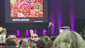 Ana Beatriz orienta servidores sobre saúde mental