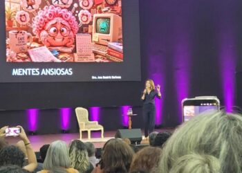 Psiquiatra Ana Beatriz Barbosa orienta servidores sobre como fortalecer saúde mental