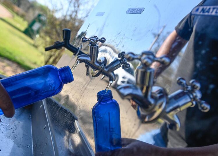 Hidratação é fundamental nos dias de baixa umidade; beba água com frequência ao longo do dia