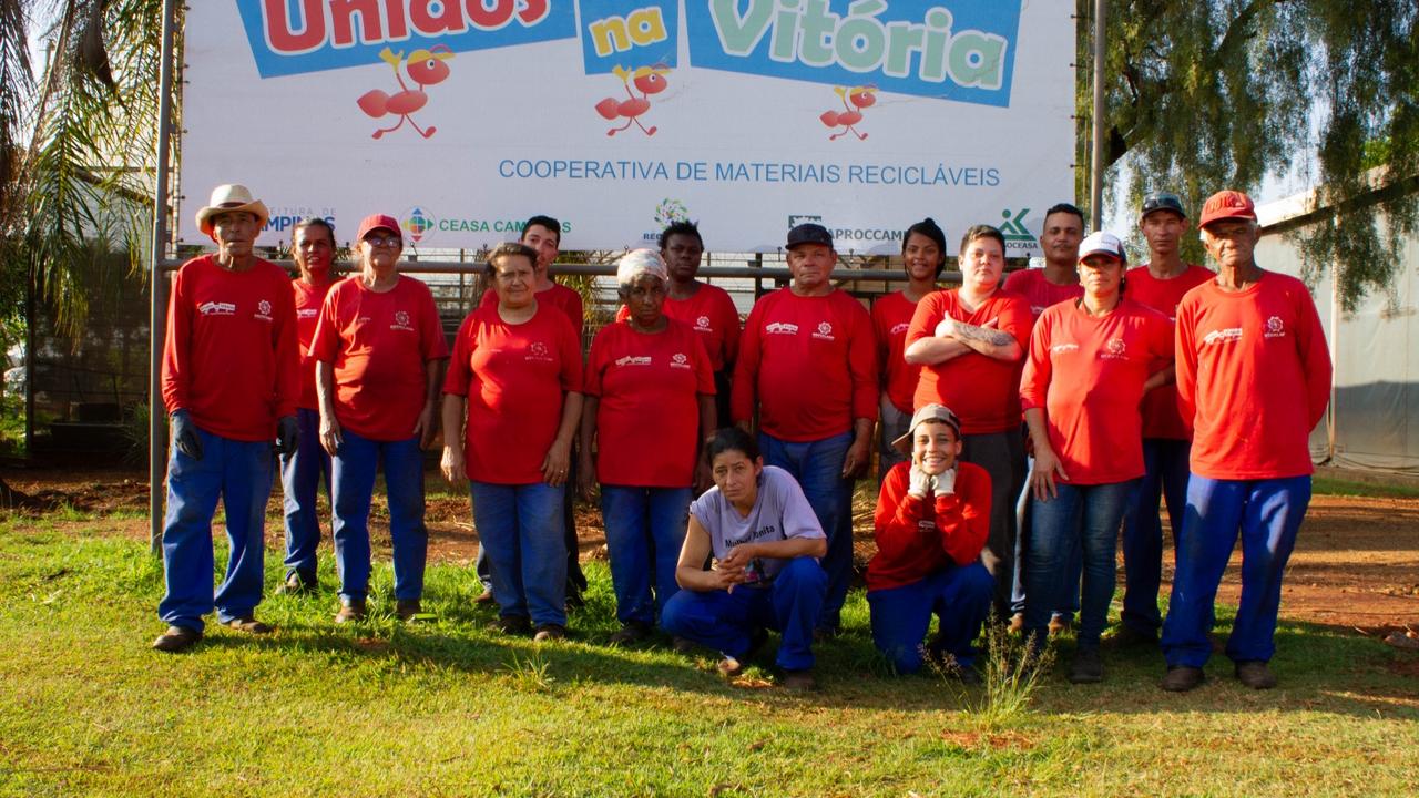 25 cooperados coletam e separam materiais recicláveis na Ceasa Campinas
