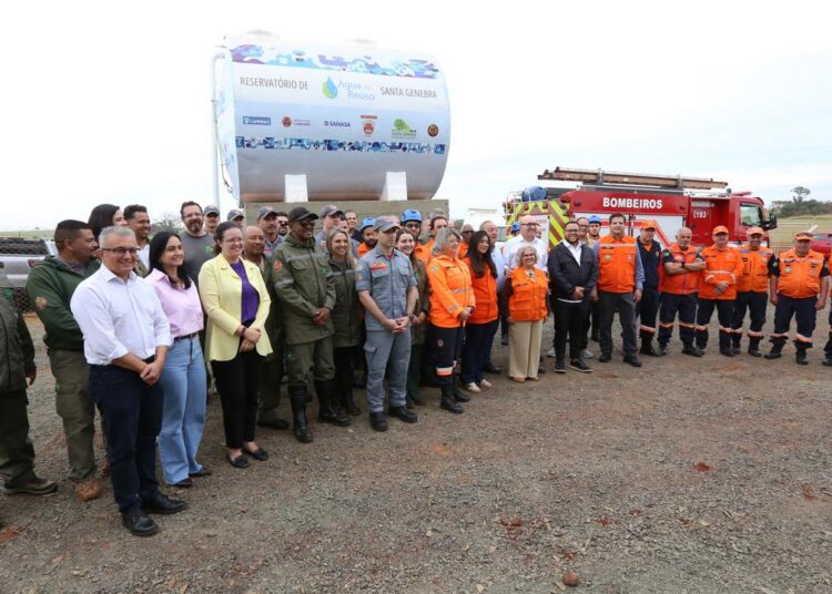 Autoridades e equipes durante entrega do reservatório de 20 mil litros para combater incêndios na Mata de Santa Genebra