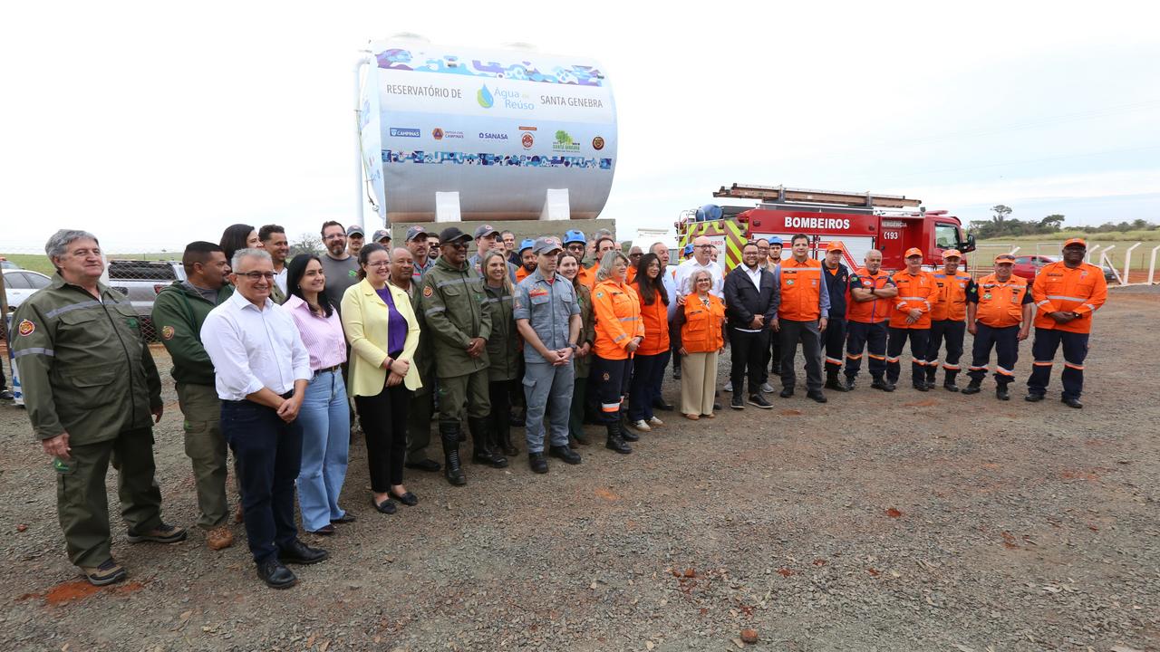 Autoridades e equipes durante entrega do reservatório de 20 mil litros para combater incêndios na Mata de Santa Genebra