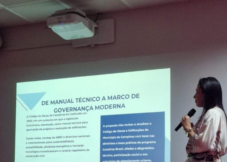 Secretária municipal de Urbanismo destacando a participação da sociedade no novo Código