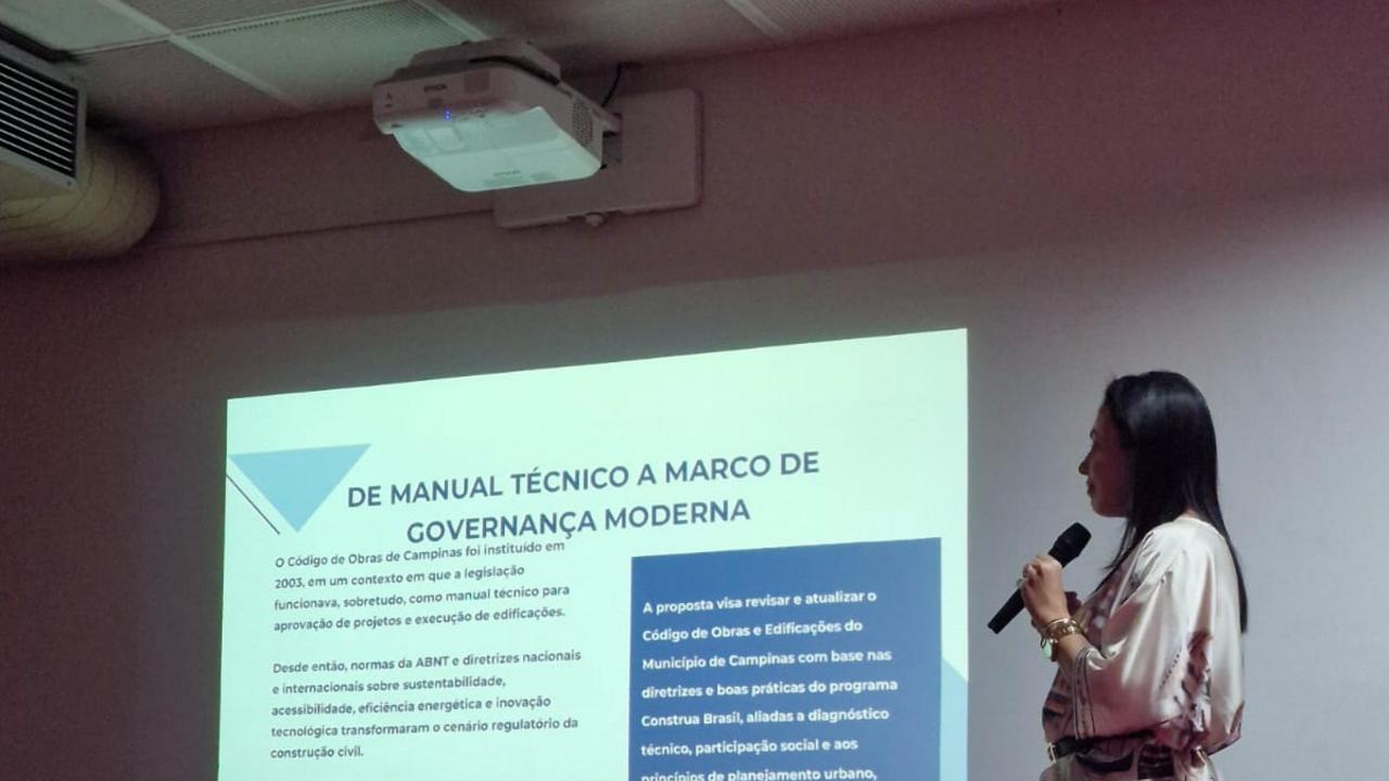 Secretária municipal de Urbanismo destacando a participação da sociedade no novo Código