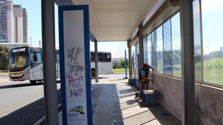 recuperação da fiação elétrica, holofotes e bancos de concreto na Estação Elisiário com grafite de artista urbana