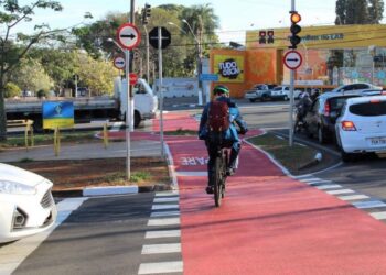 Capacete e equipamentos de proteção para ciclistas durante oficina de infraestrutura cicloviária