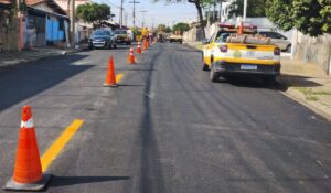 Rua do Jardim Rosolém ganha nova sinalização após recapeamento