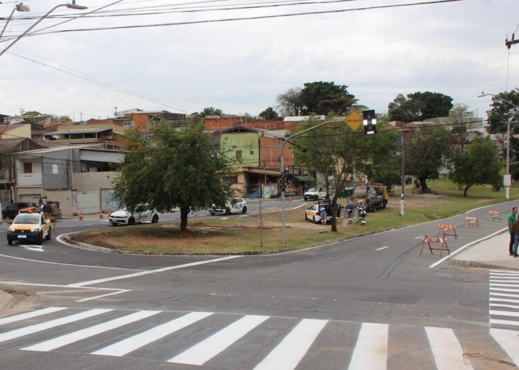 Semáforo inteligente no cruzamento das avenidas Presidente Juscelino e Ruy Rodriguez