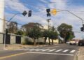Semáforos com botoeiras e sinalização no cruzamento da Avenida das Andorinhas