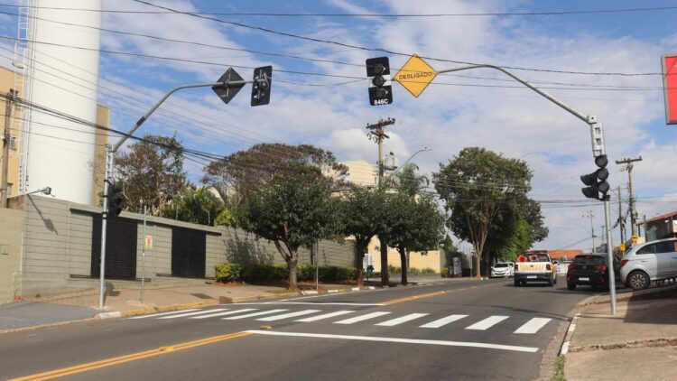Semáforos com botoeiras e sinalização no cruzamento da Avenida das Andorinhas