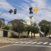 Semáforos com botoeiras e sinalização no cruzamento da Avenida das Andorinhas