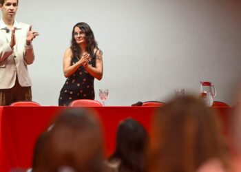 Relatos de Ítalo Fernandes e Renata Costa reforçaram o papel da educação, do apoio familiar e das oportunidades na inclusão