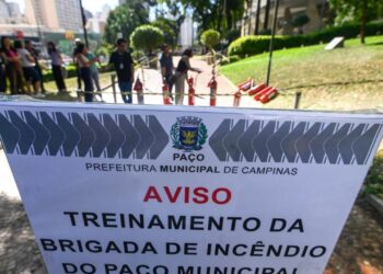 Servidores participam de atividade de combate a princípio de incêndio com uso de extintores