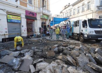 troca do piso da rua 13 de Maio no centro de Campinas com sinalização e equipe trabalhando