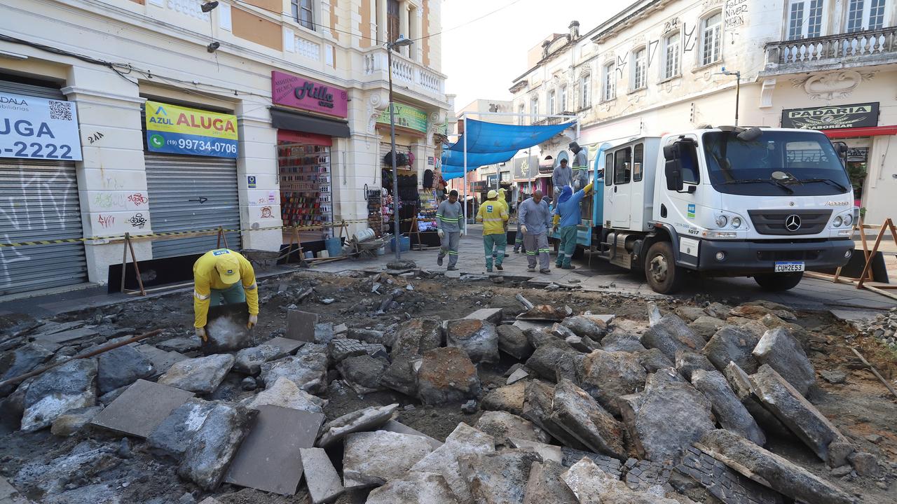 troca do piso da rua 13 de Maio no centro de Campinas com sinalização e equipe trabalhando