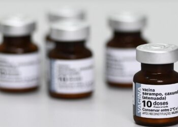 Vacina tríplice viral protegendo contra sarampo, caxumba e rubéola