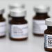 Vacina tríplice viral protegendo contra sarampo, caxumba e rubéola