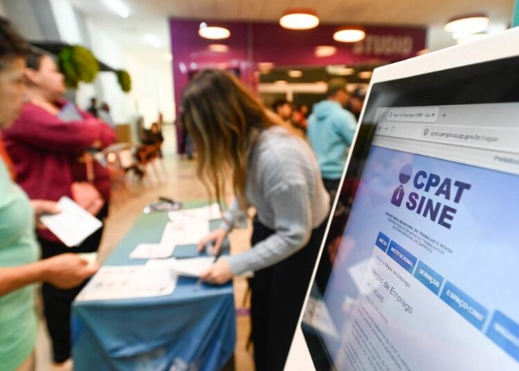 vagas para auxiliar de limpeza, leitor de hidrômetro e operador de caixa em farmácia