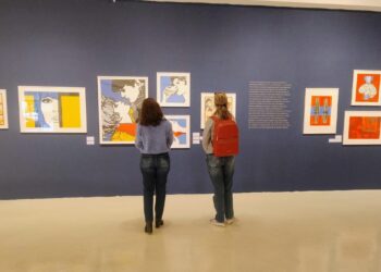 Visitantes apreciam pinturas que retratam vidas e histórias femininas