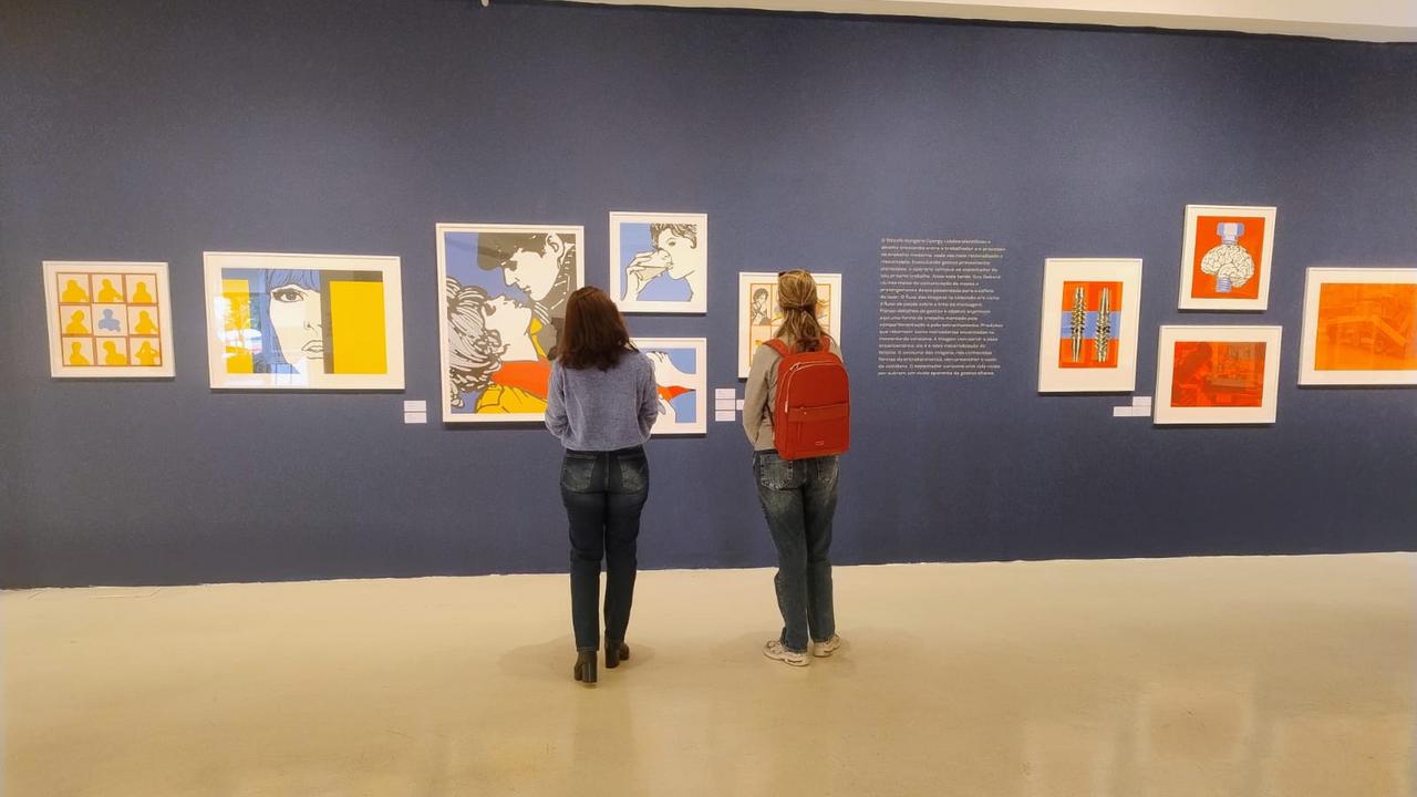 Visitantes apreciam pinturas que retratam vidas e histórias femininas