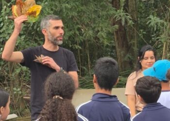 Biólogo explica transformação da floresta aos estudantes durante visita educativa