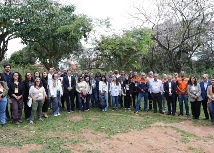 Comitiva com 40 representantes de 20 municípios conhecendo uso de água de reúso e ações ambientais