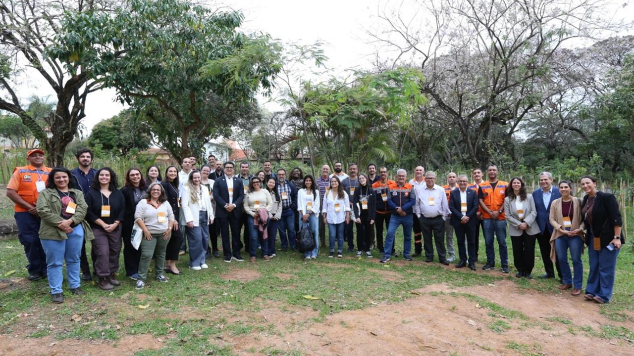 Comitiva com 40 representantes de 20 municípios conhecendo uso de água de reúso e ações ambientais